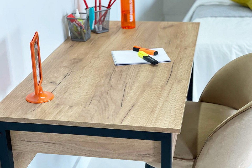 Стол письменный Юниор