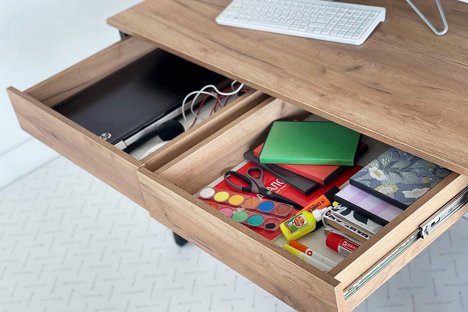 Стол письменный Юниор