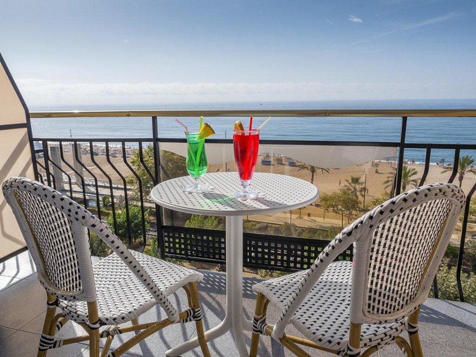 Стол обеденный step